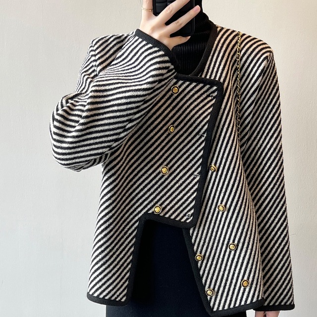 アウター レディース ジャケット ノーカラージャケット 長袖 ボリューム袖 アシンメトリー ゴールドボタン 大人可愛い きれいめ シンプル カジュアル 上品 お洒落 レトロ 大人女子 こなれ感 キュート ガーリー ルーズ クール モード系 送料無料 ストライプ 秋 冬 10代 20代 30代 40代 オフィス ビジネス OL 通勤 デート お出かけ 女子会 お泊まり 休日 パーティー イベント 着回し 普段使い 重ね着 お揃い 双子 韓国 ファッション スタイル 楽ちん 暖かい 温かい 防寒