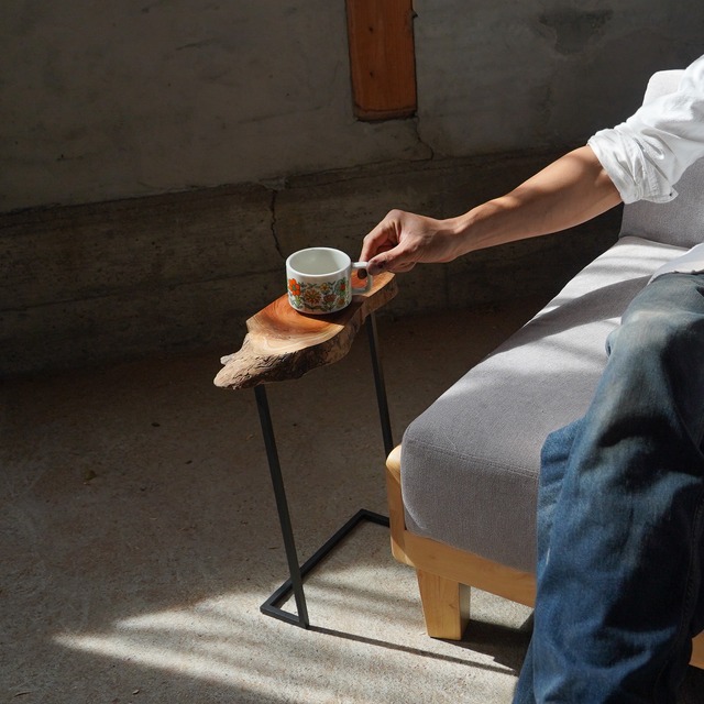 一枚板のミニサイドテーブル No.1 樹種：けやき