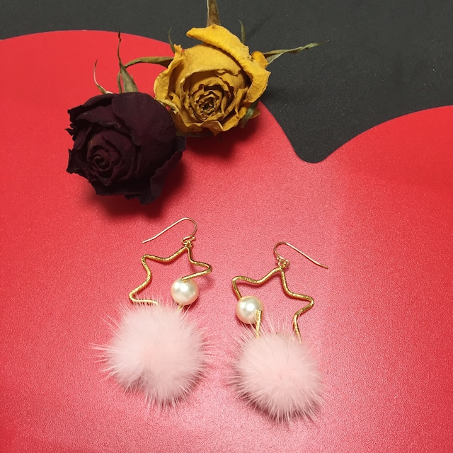 ピンクミンクファーとスターのピアス