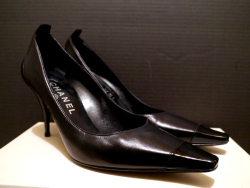 美品◆CHANEL シャネル CCマーク レザーxエナメル切替 ヒール パンプス 黒37◆ シンプルで使いやすいデザインの中にかかと部分のCCが主張♪