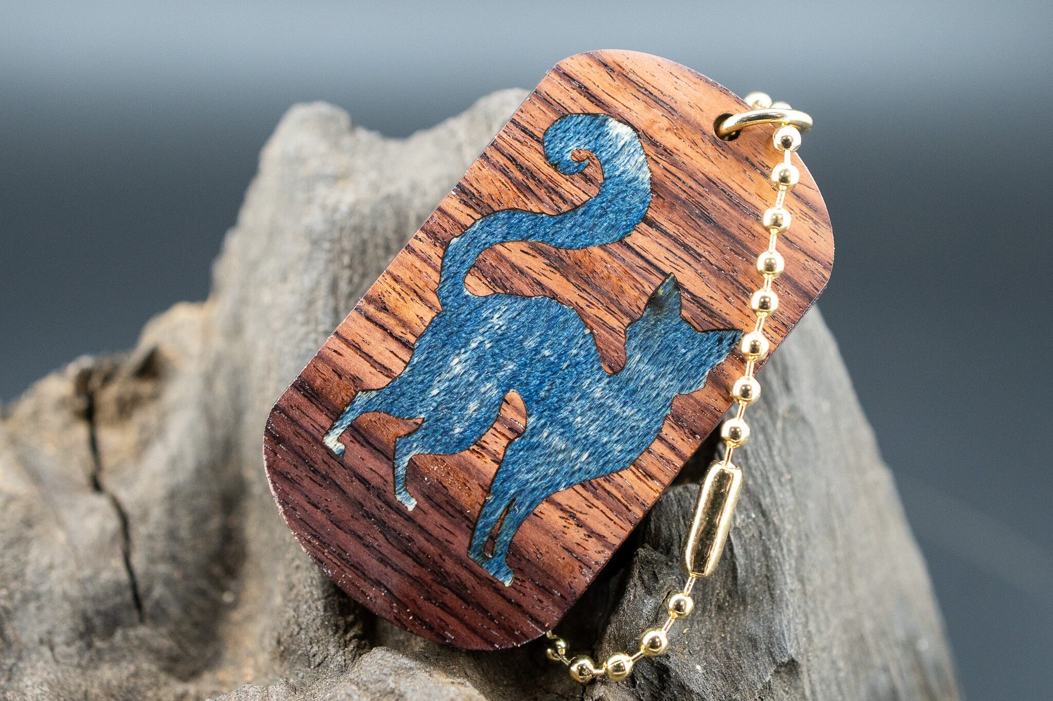 ※【王室御用達 】 キングウッド ドッグタグ 象嵌 探る視線