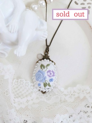押し花刺繍ネックレス【ライトブルー】