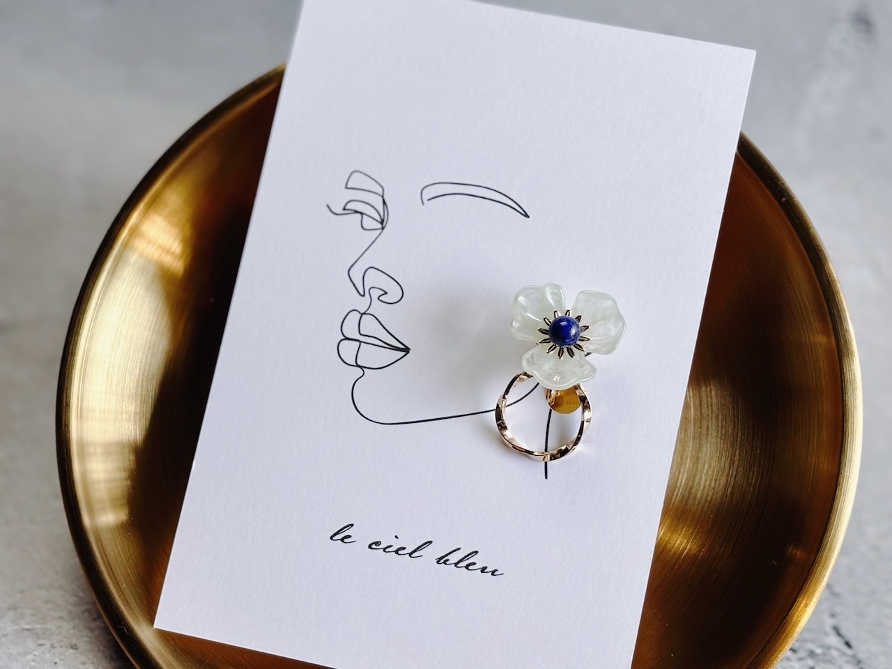 可愛さアップ!お花イヤリング ラピスラズリ ゴールド