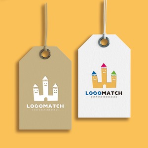 可愛らしいお城の山のロゴ