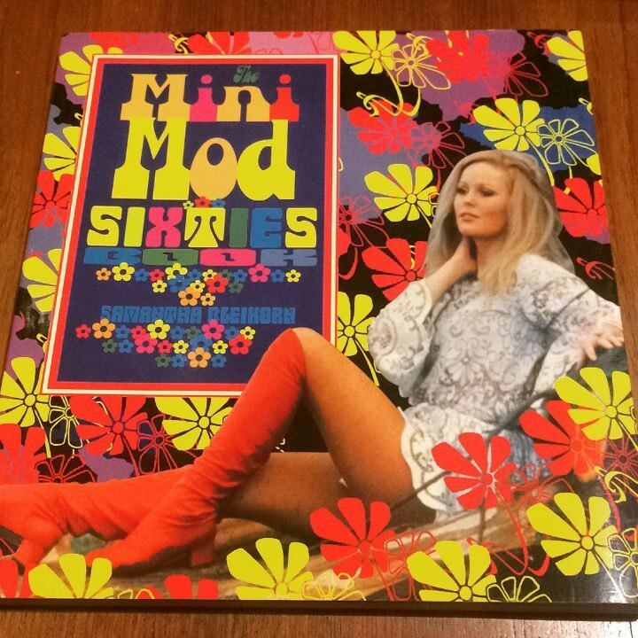 60年代ファッションの本「The Mini Mod Sixties Book」 - 画像1