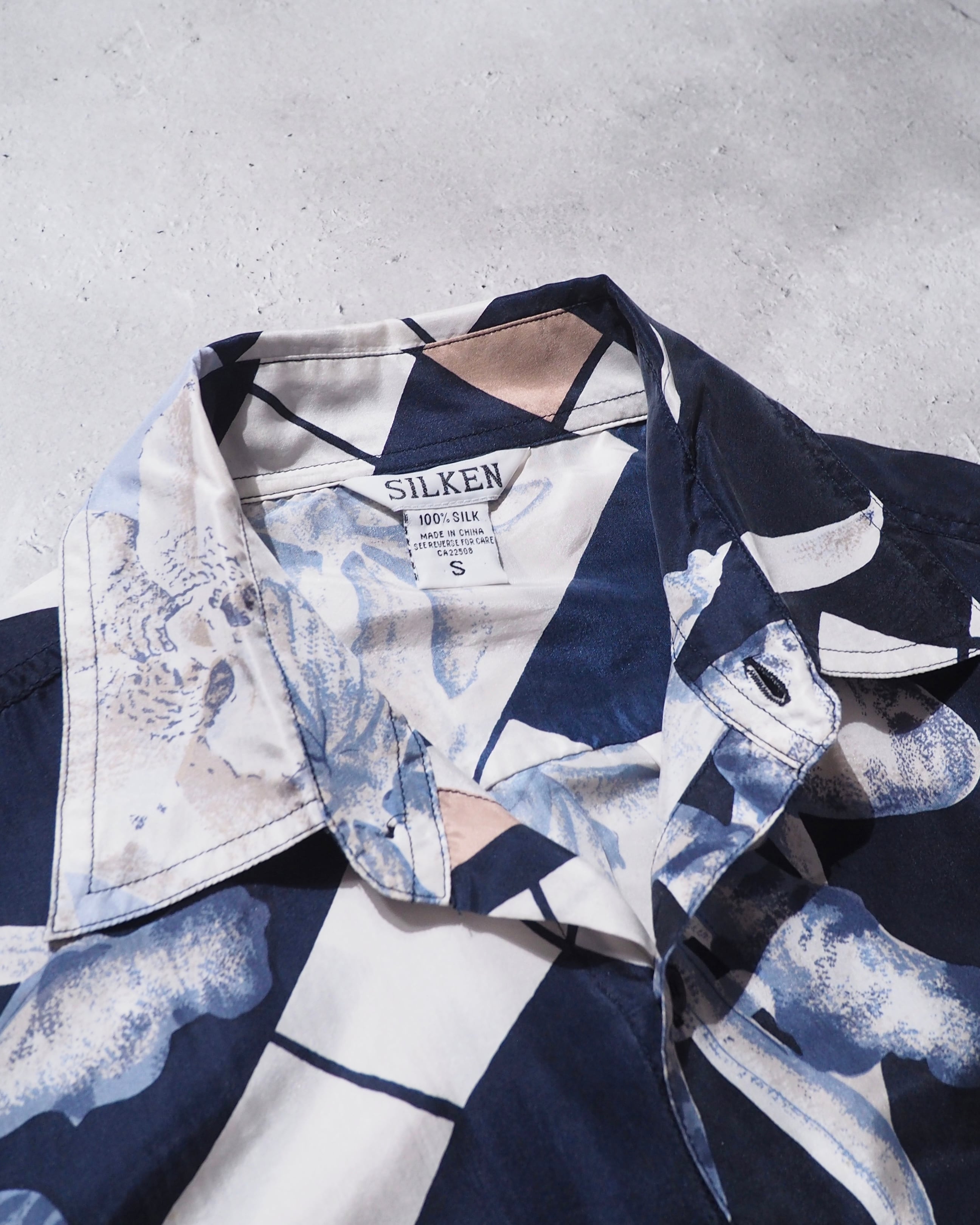 1990s ” 白華 ” Bautiful Flower Full pattern vintage Drape silk shirt