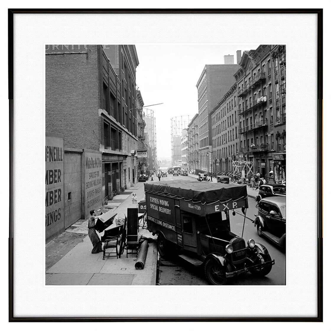 人物の写真 1938年アメリカニューヨーク東63番街で荷物をトラックに 