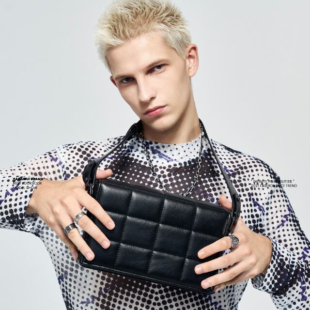 【予約販売】ショルダーバッグ シンプル メンズ クラシカル スクエア 華奢 キルティング レザー ミニバッグ ブラック 斜め掛け メッセンジャー 黒 シック こなれ感 お洒落 韓国 トレンド