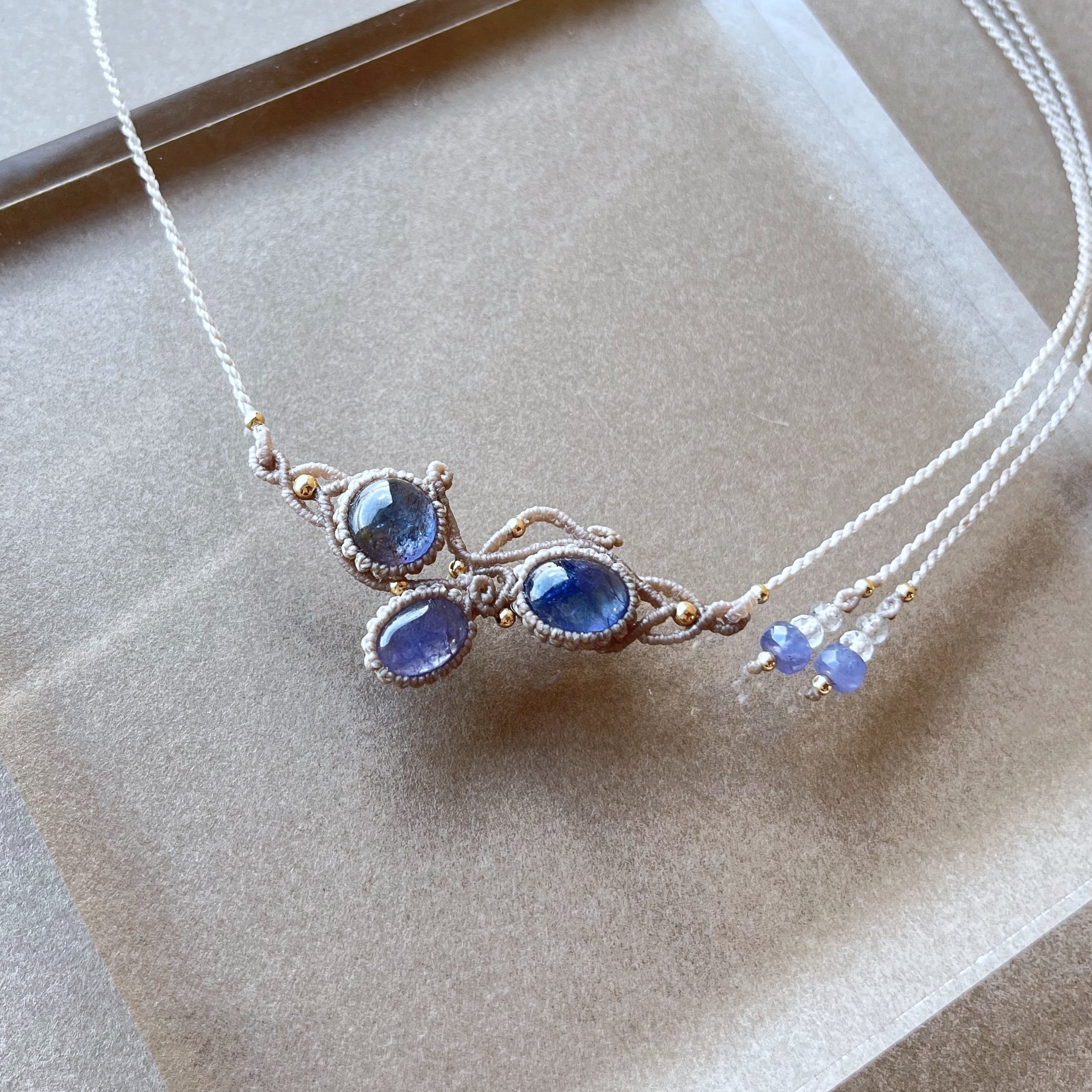 タンザナイトのマクラメ編み 天然石ネックレス | SHANTi WALA