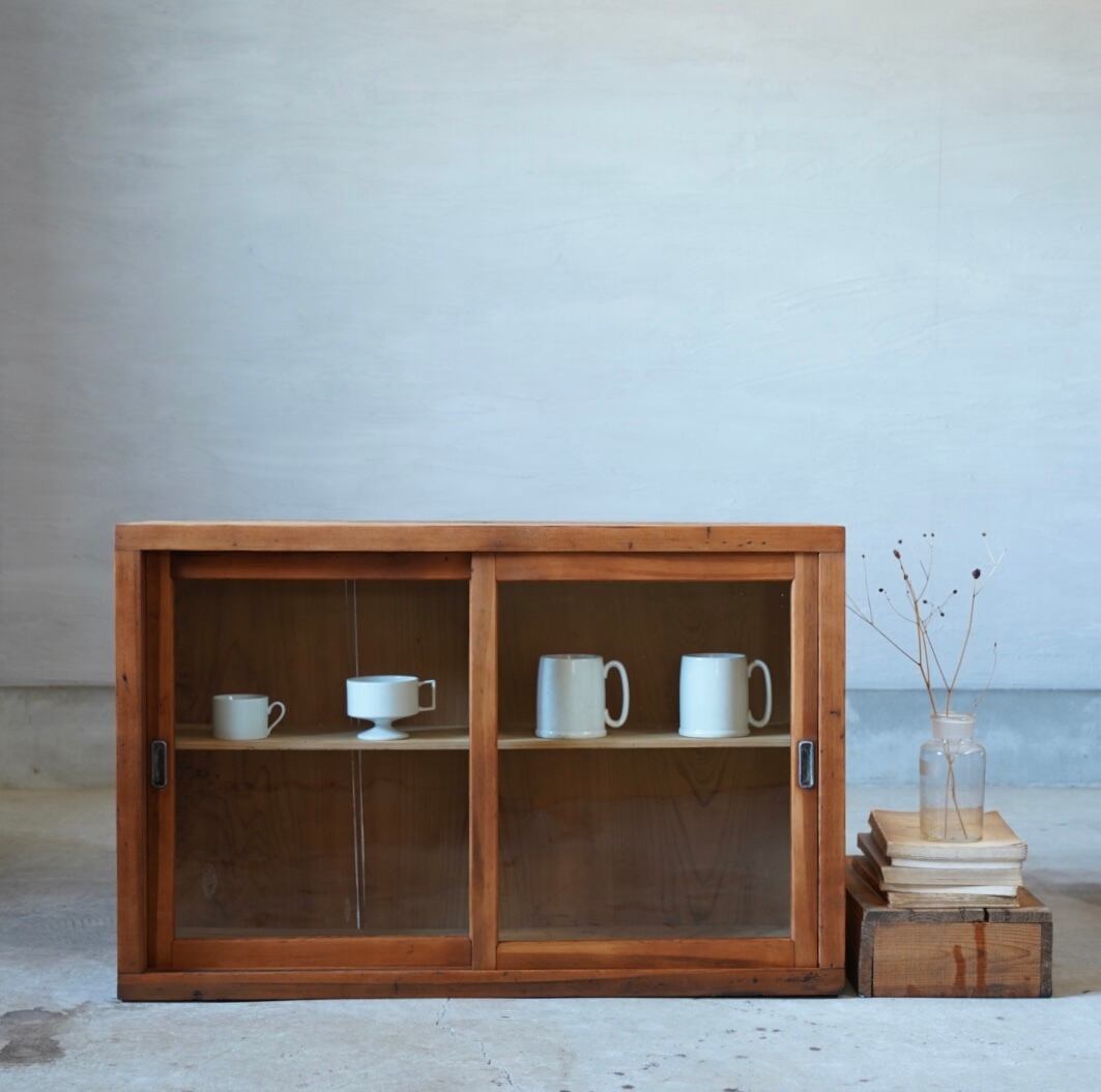 引き違い戸のガラス戸棚