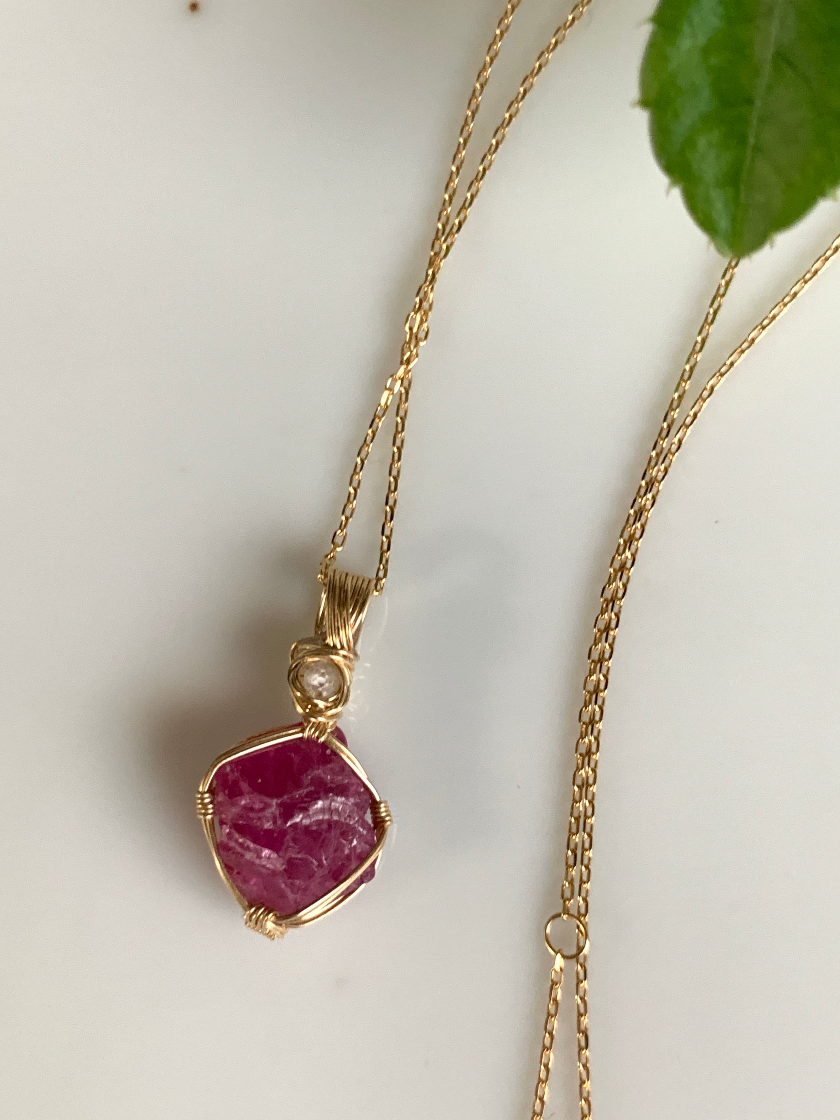 8月誕生石】ミャンマー産レッドスピネル原石女神巻きペンダントトップ