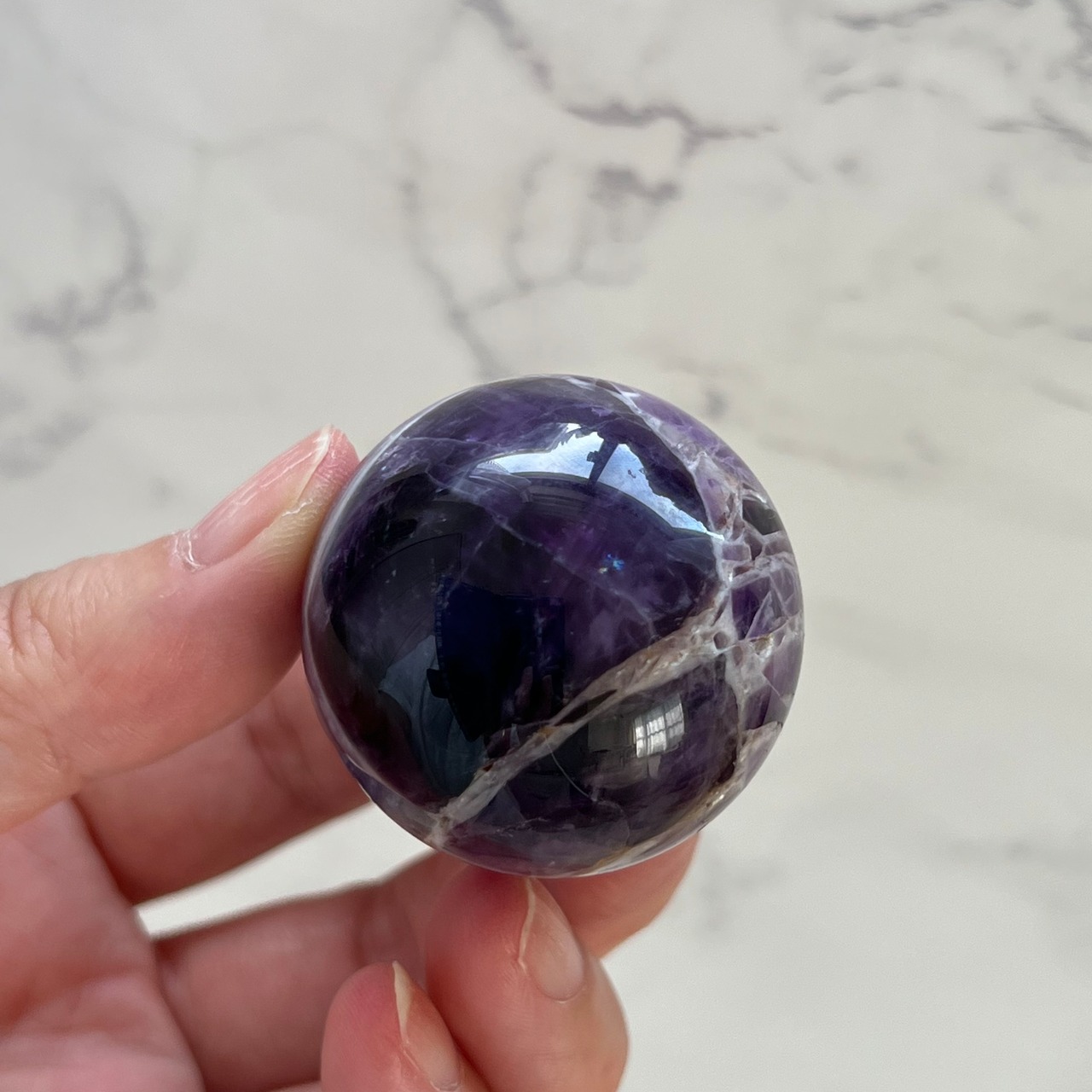 特徴のある模様をもつドリームアメジスト＊シェブロンアメジストスフィア1＊紫水晶＊天然石丸玉＊天然石インテリア＊置き物