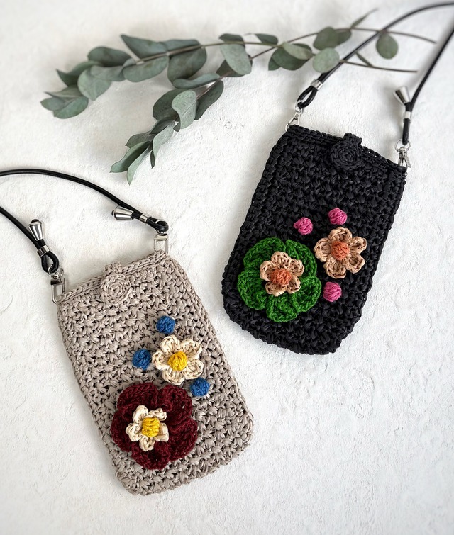 かぎ針花モチーフ飾りのスマホショルダー