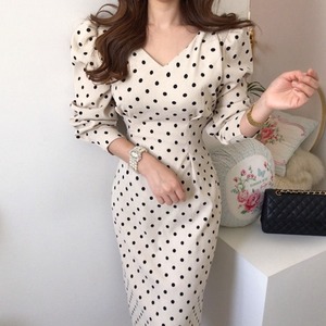 ドット 水玉 タイト ワンピース バック リボン コクーン 大人 白 袖あり スリム タイト 細身 ストレート かわいい 大人可愛い きれいめ シンプル 大人 上品 おしゃれ お洒落 大人可愛い 大人女子 ラブリー キュート ガーリー セクシー エレガント 主役級 存在感 ホワイト 茶色 ブラウン ドット柄 春 夏 秋 10代 20代 30代 学生 通学 デート お出かけ 休日 パーティー イベント 旅行トレンド 流行