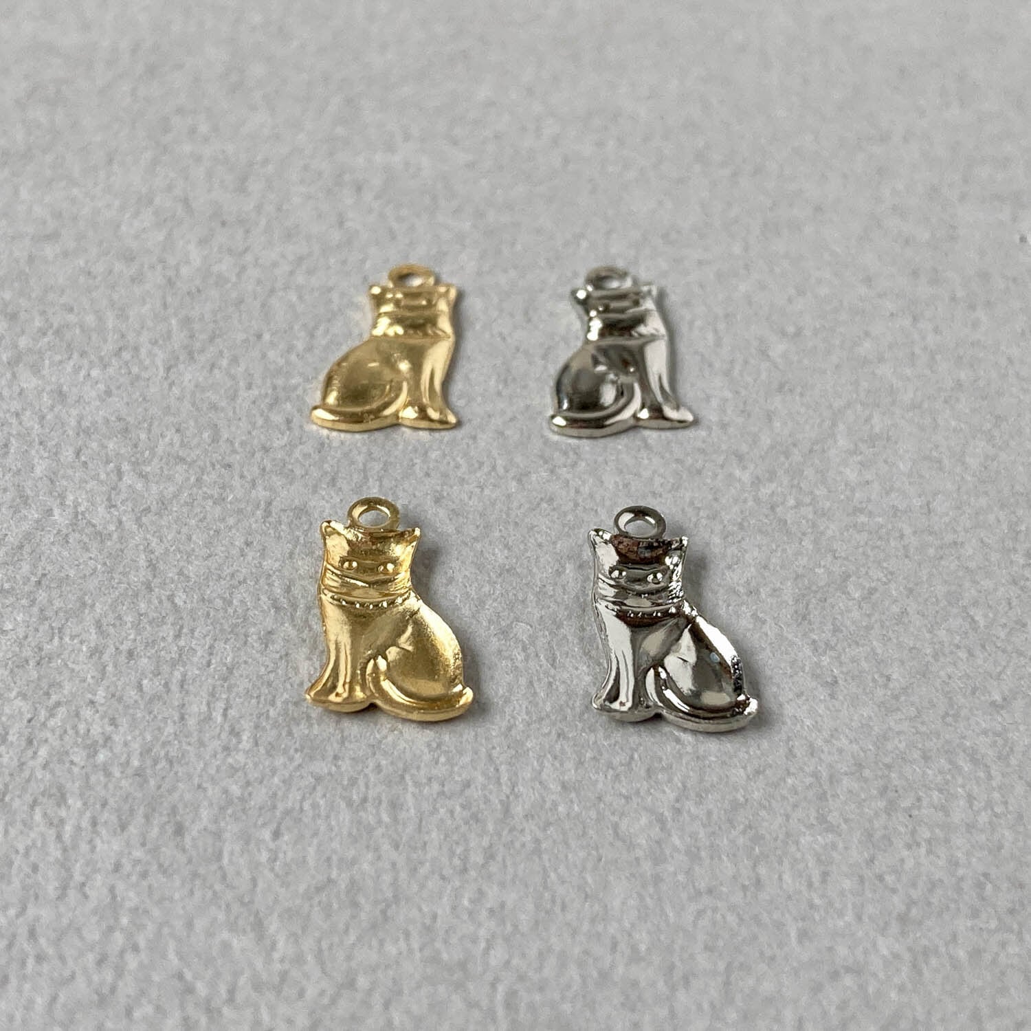 新色追加〉USA真鍮 首輪のついたミニ猫チャーム（13mm） | Dua