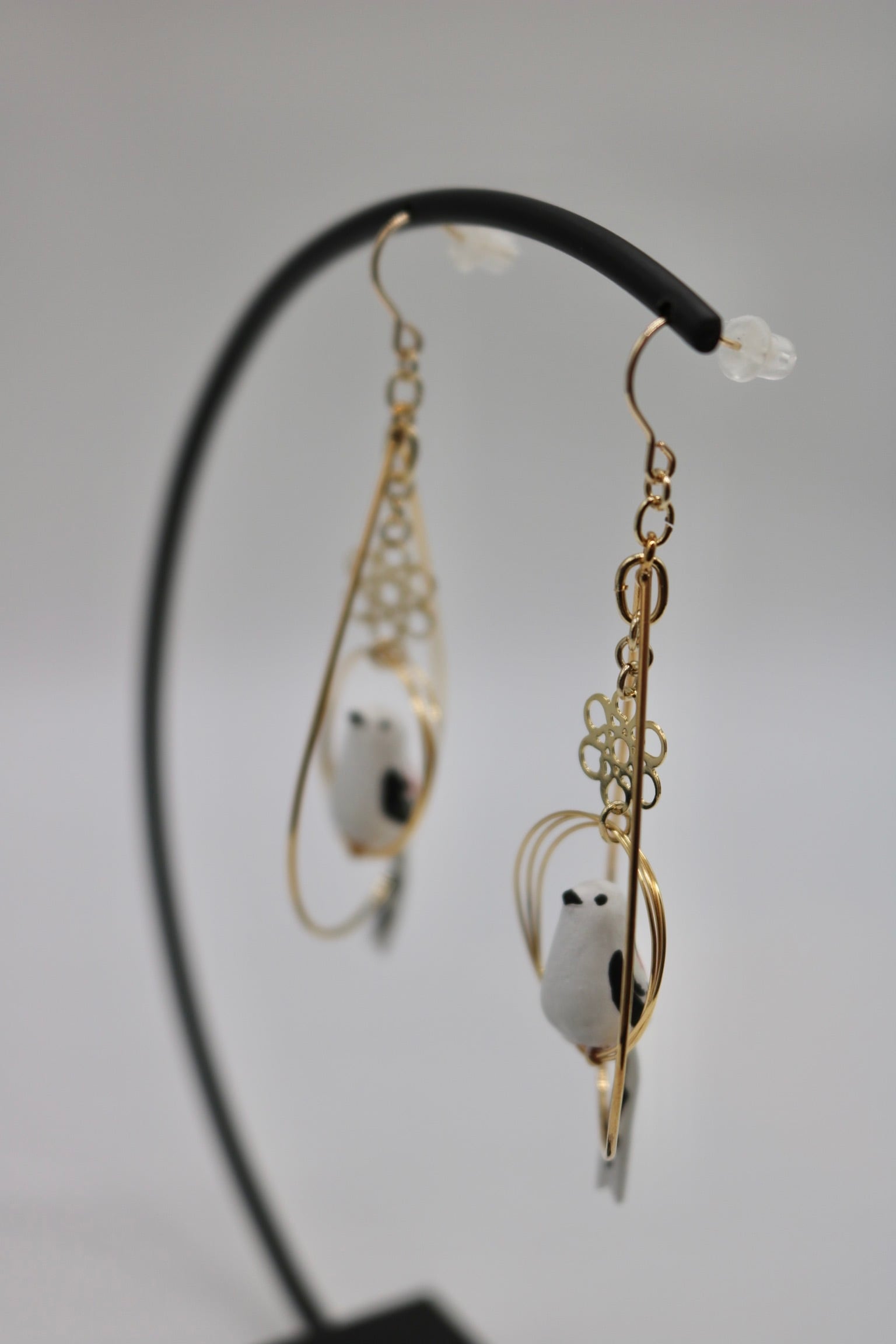 HM　イヤリング　ゴールド系　はばたくシマエナガ HM イヤリング ゴールド系 はばたくシマエナガ