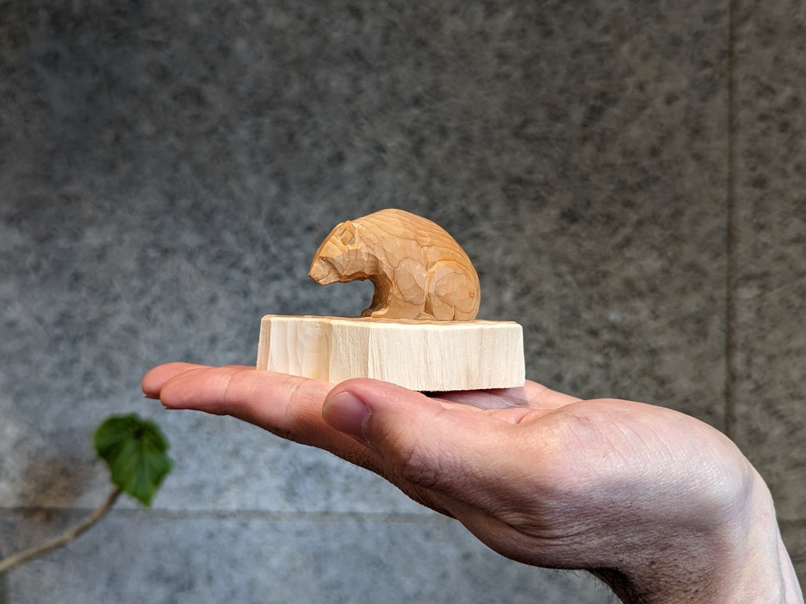 賀上隼敬　台座つきの熊　#４「尻もち熊」　|　木彫りの熊