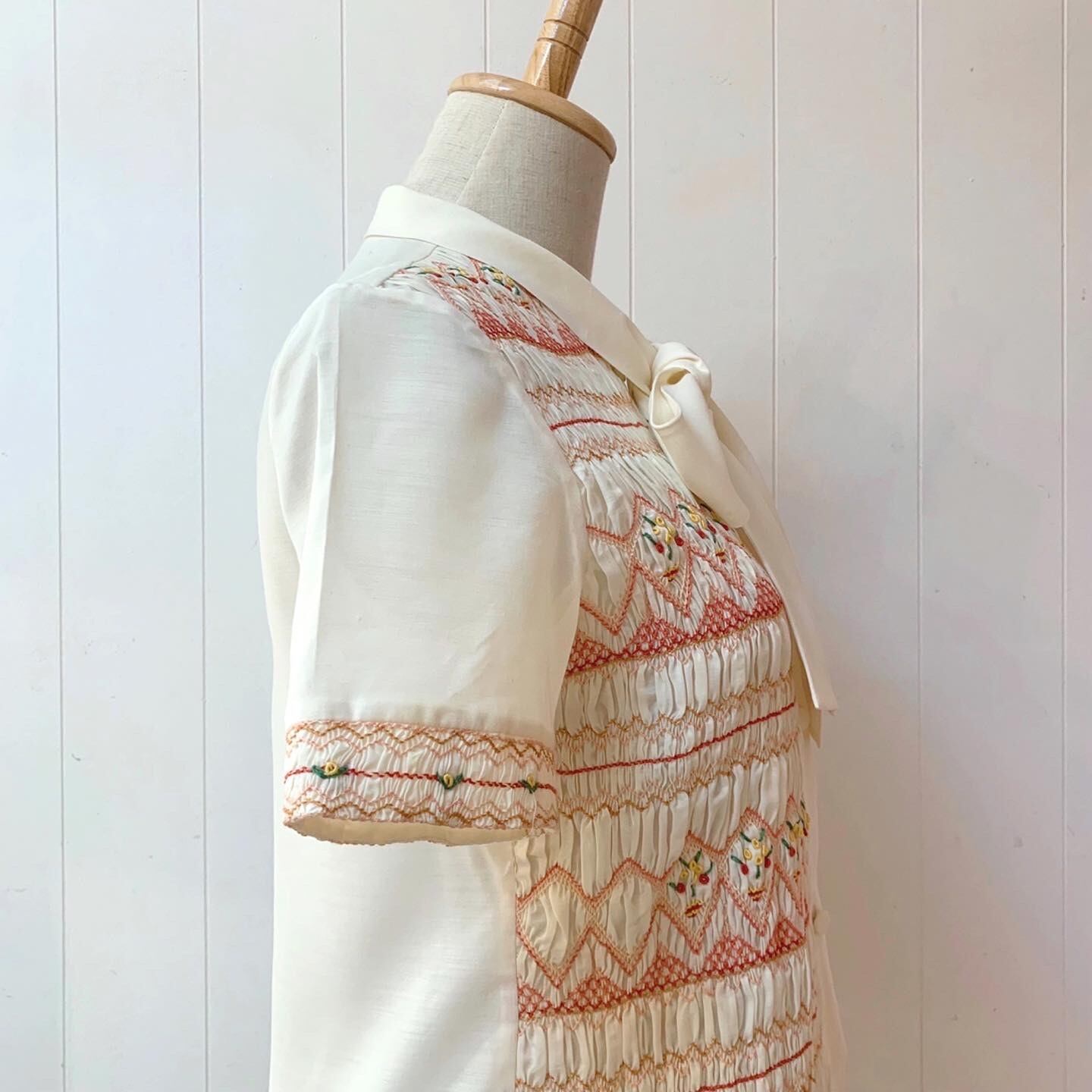 flower smocking big ribbon china blouse