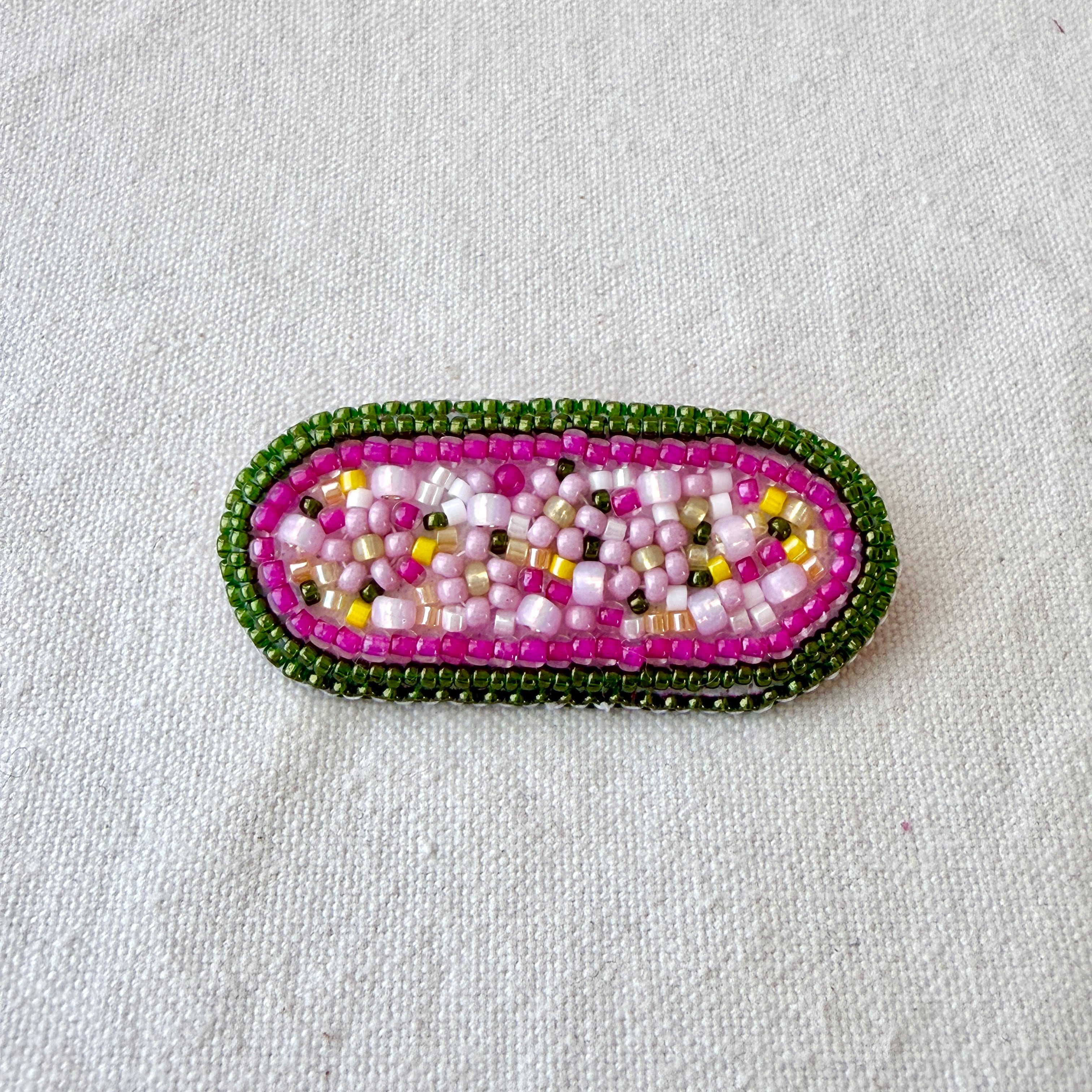 ストックの花の色〈ビーズ刺繍のミニブローチ〉 | かまぼこうさぎ
