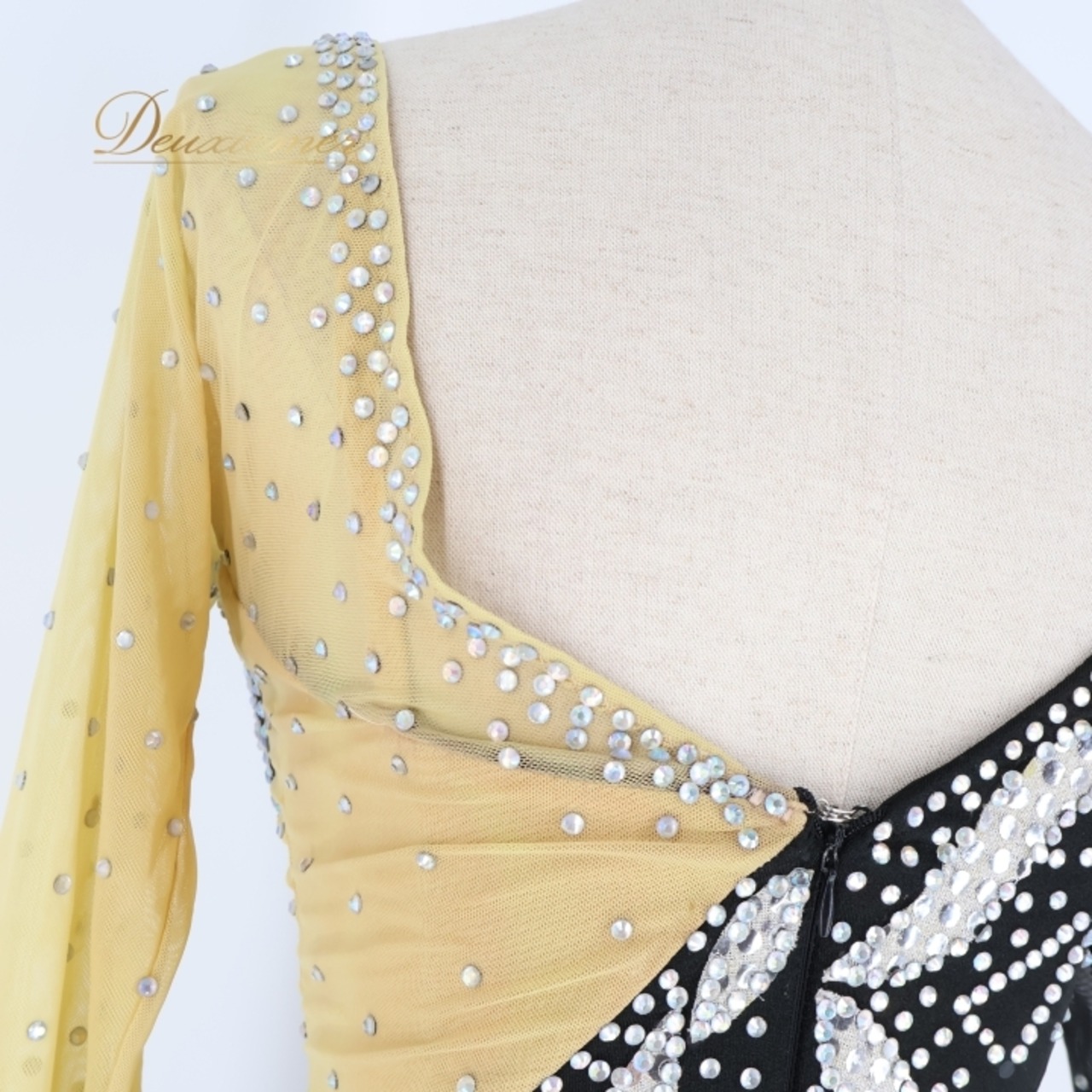 社交ダンス 衣装 ラテン ドレス ワンピース 黒 シルバー デモ 競技 ダンス パーティ 発表会 スパンコール シルバー系 ブラック系 華やか 光沢感 フロア映え エレガント 楽しむ 映える ダンス用 ステージ 衣装 女性用