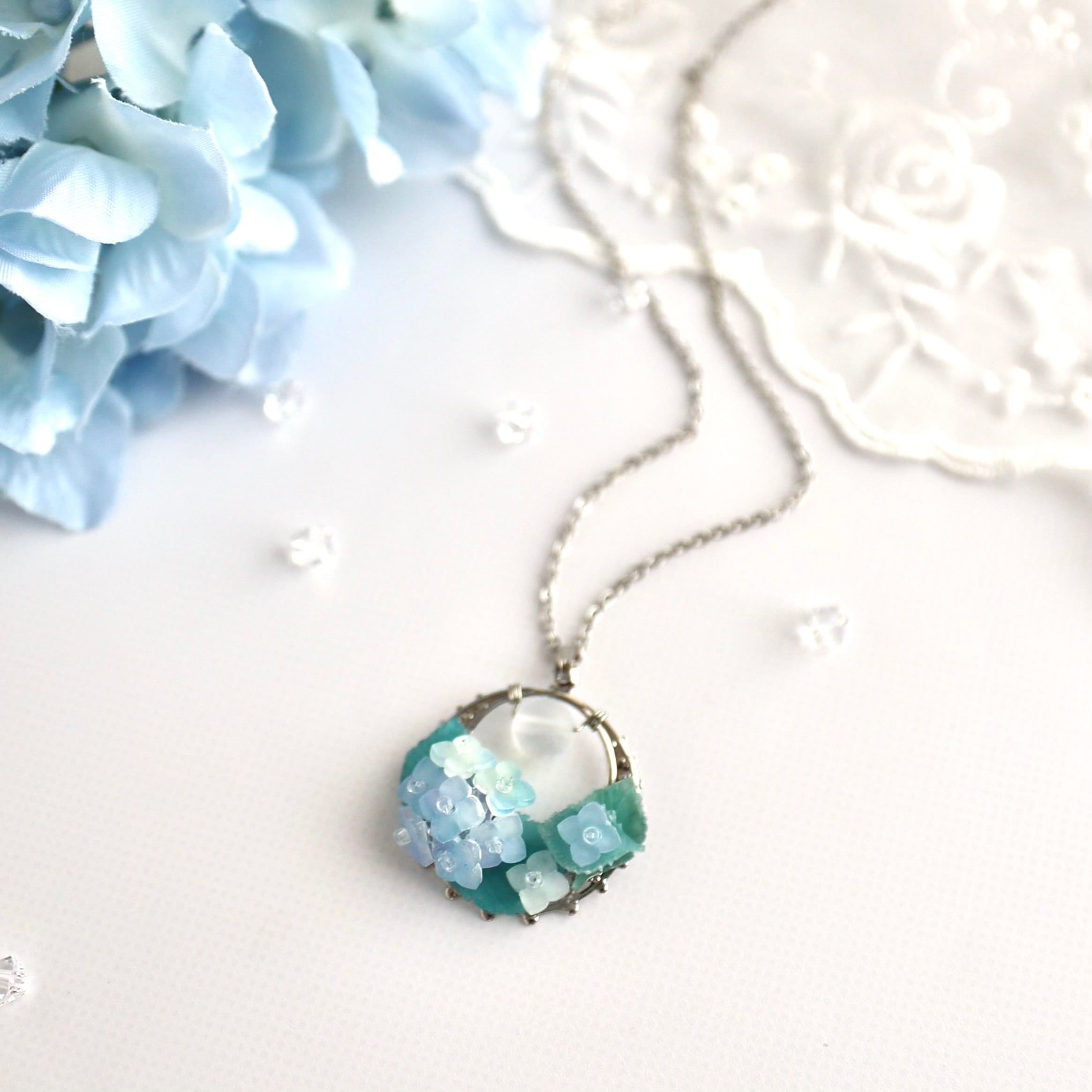 月と紫陽花（アジサイ）のネックレス　ネックレス長さ50cm