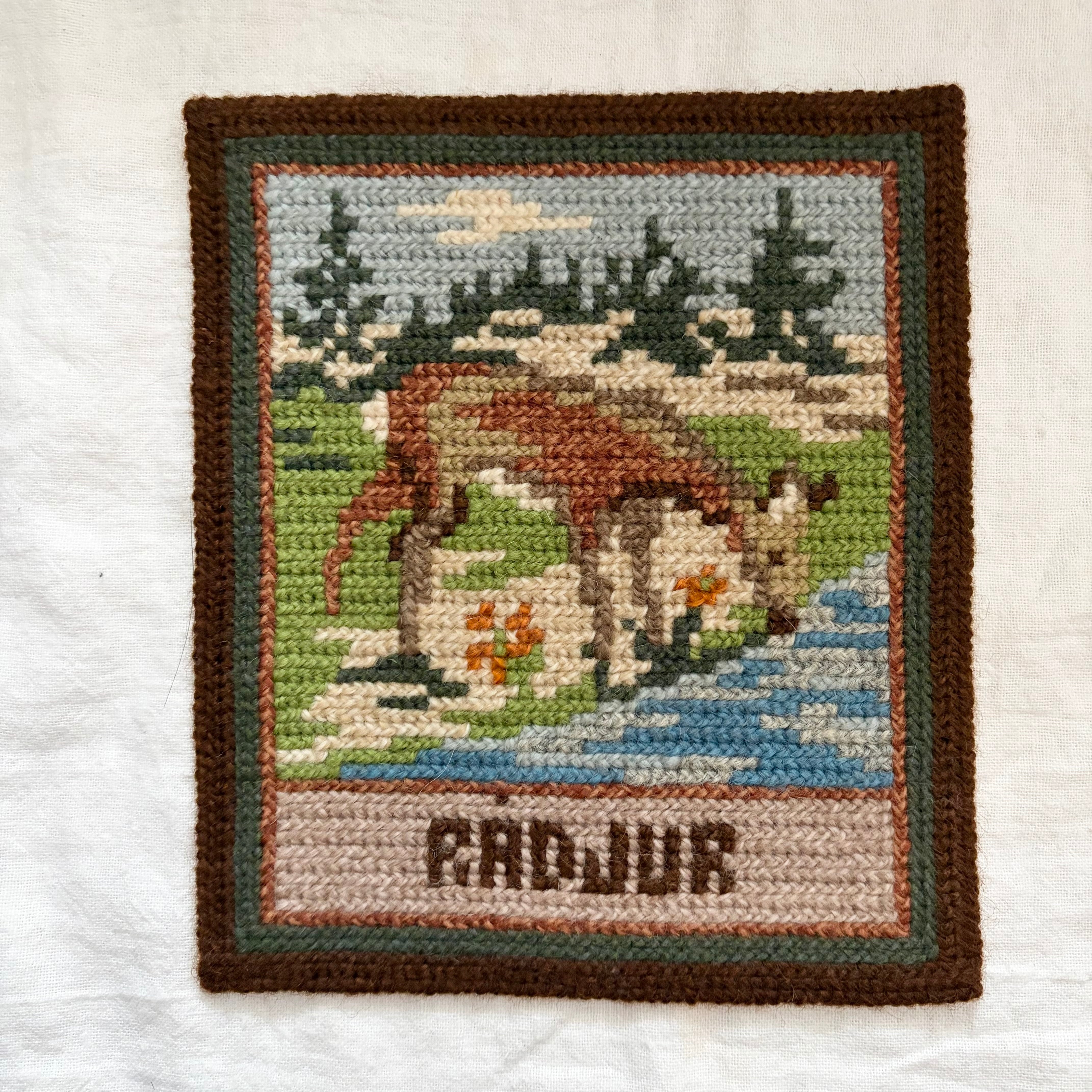 ツヴィスト刺繡の鹿の壁飾り