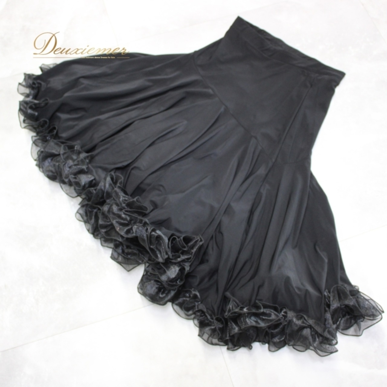 社交ダンス 衣装 スタンダード ラテン スカート レッスンウェア ICHIOKU イチオク 黒 無地 シンプル ブラック系 フリル アシンメトリー ダンス スカート フレア ストレッチ ポリエステル ポリウレタン 裾広がり シンプルデザイン ダンス用 黒スカート フリル付き モノトーン 57cm ウエストゴム デイリーウェア スポーツコスチューム レディース