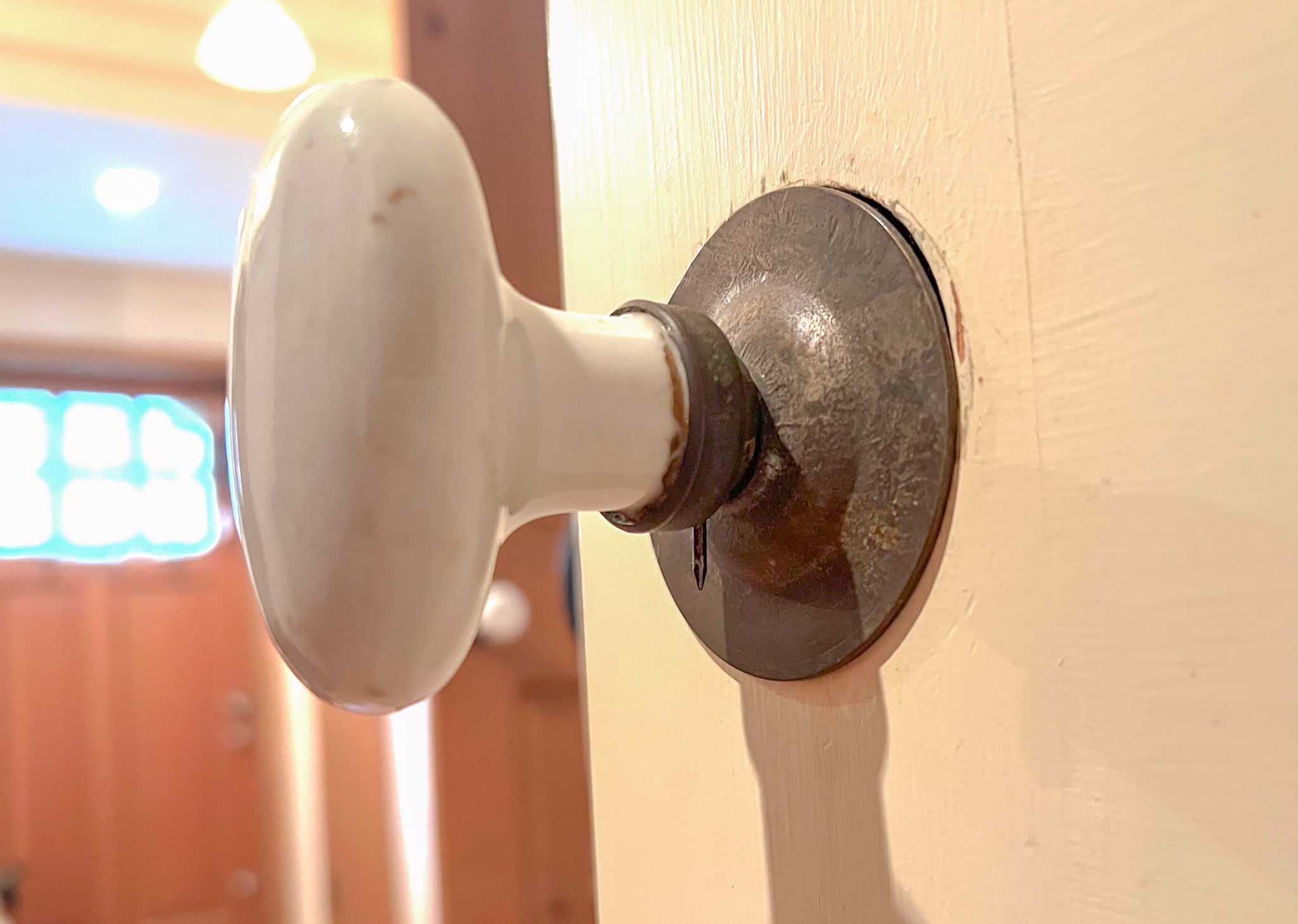 白の陶器製の楕円型ドアノブパーツ フレンチアンティーク