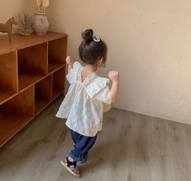 レースとフリルのプリンセスブラウス