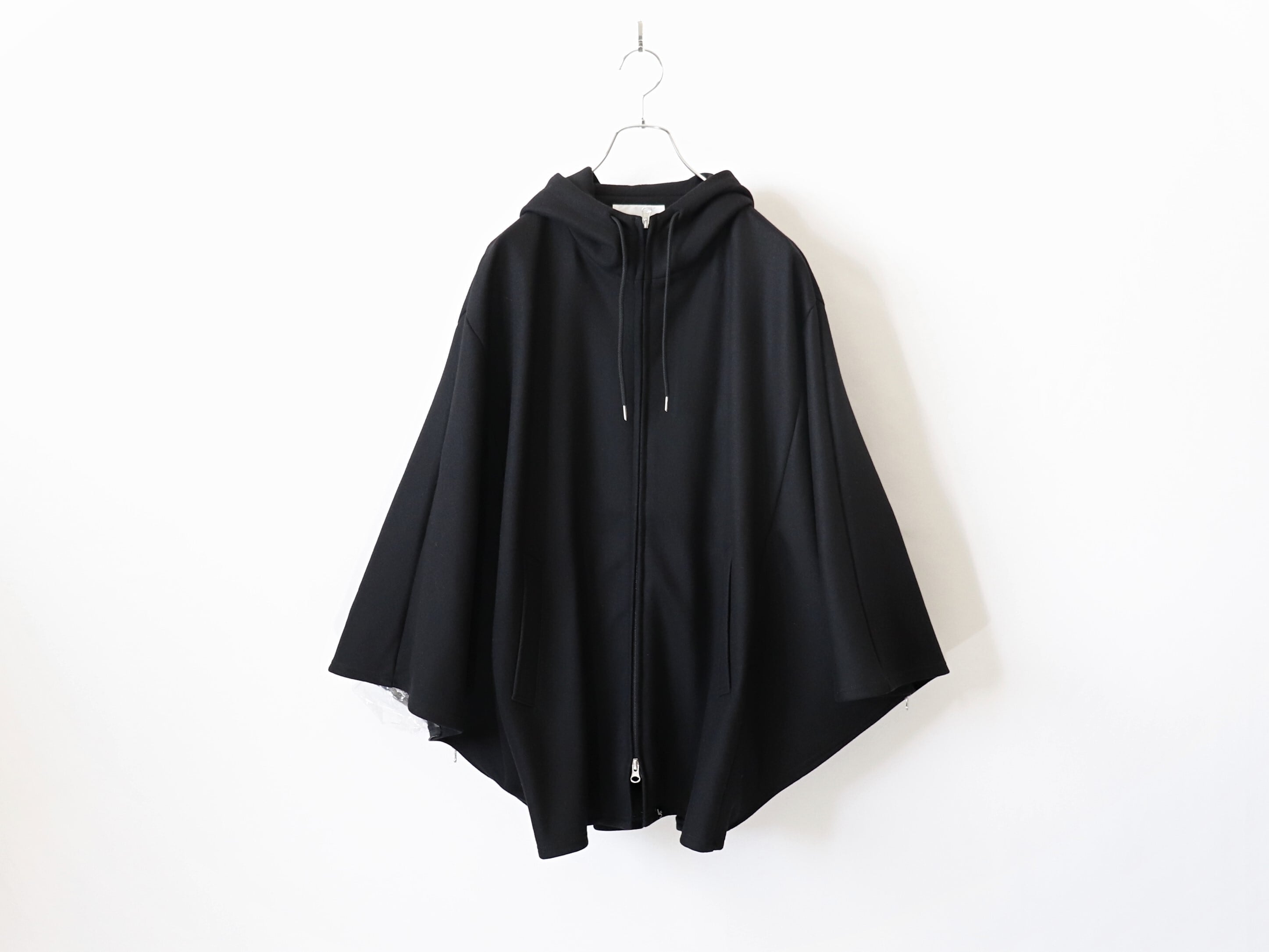 LiSS / WOOL PONCHO - BLACK リス / ウール ポンチョ | Mr. clothing store