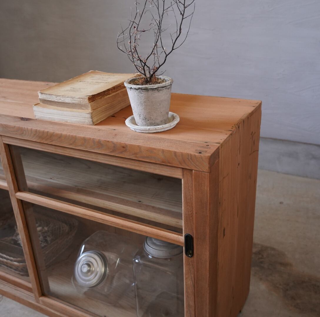 ガラス引き戸の食器棚 | Fitzroy Furniture ガラス引き戸の食器棚 | Fitzroy Furniture