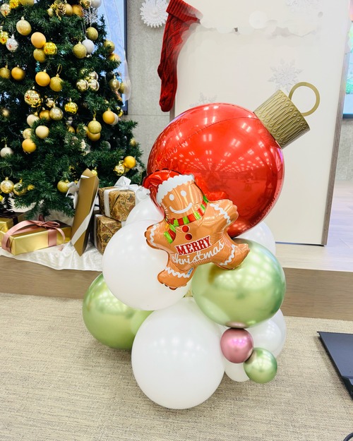 【クリスマス限定】ジンジャーブレッドマン付き バルーンオーナメントオブジェ（高さ約70cm）