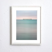 水平線を走る電車｜静寂の海と幻想的な列車のアートポスター｜ミニマル空間に映える一枚｜A3ポスター