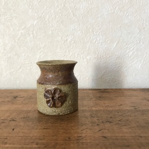 小さな花の陶器