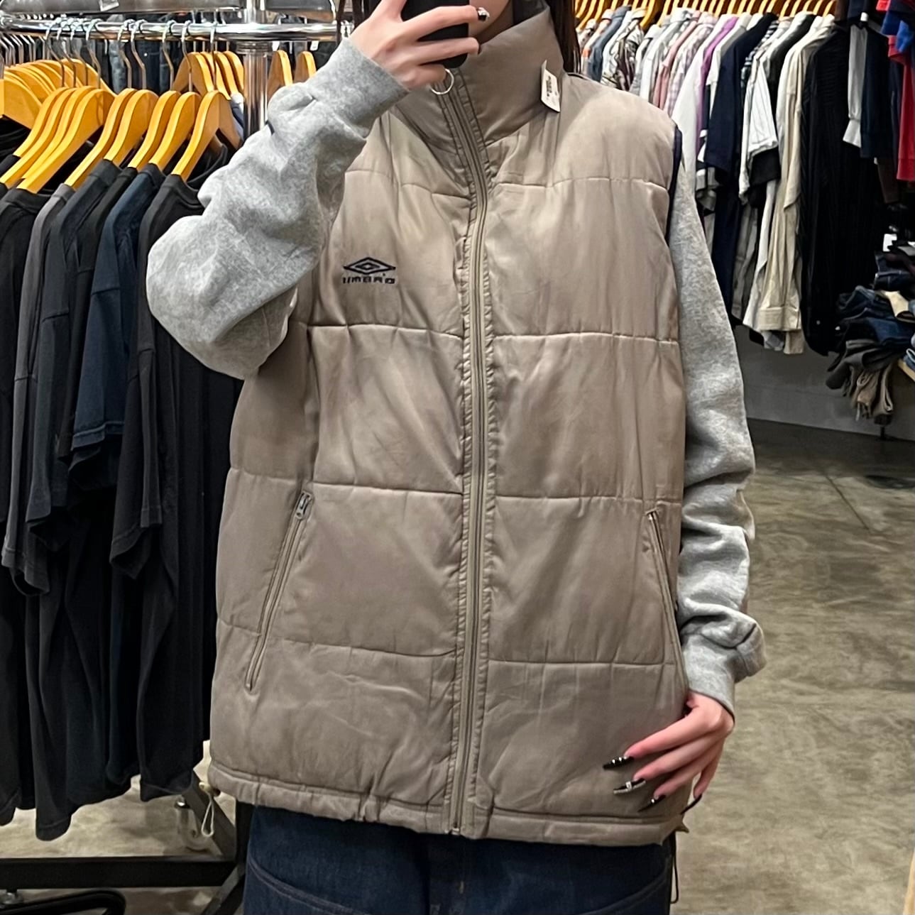 限定価格umbroダウンベスト UMBRO REVERSIBLE DOWN VEST イエロー/キャメル 23HO-S（アンブロ