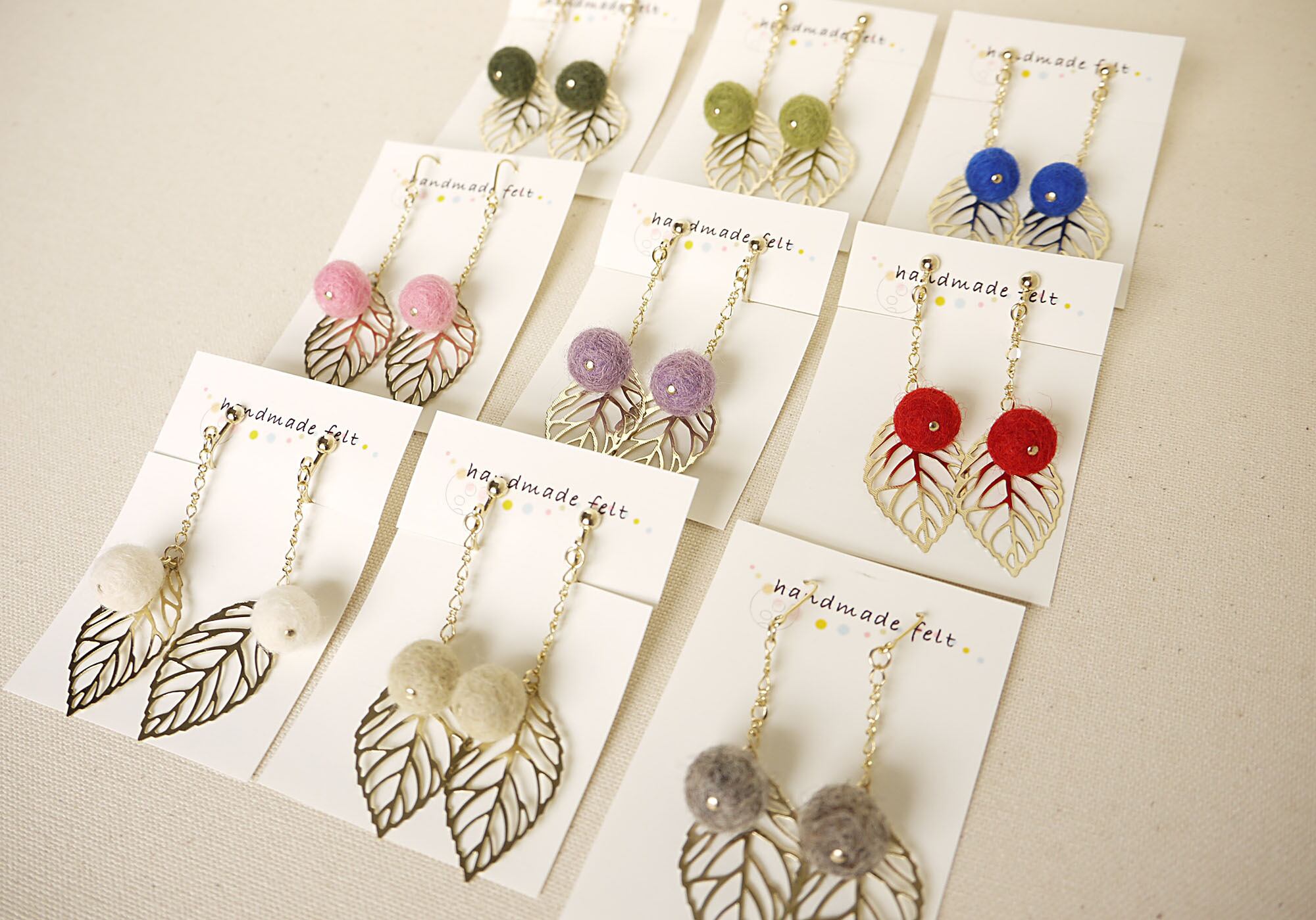 沢山ステキなパーツを使った糸リーフパーツのピアス｜ピアス