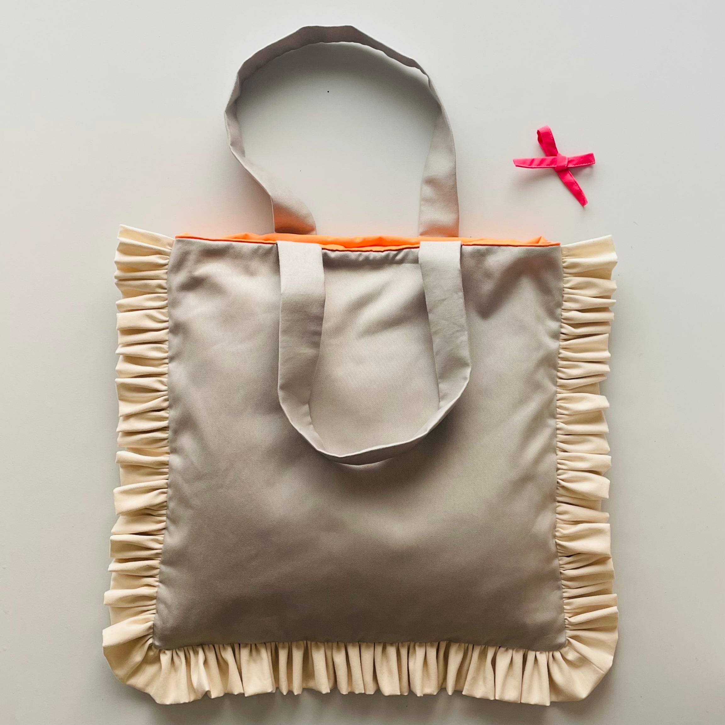 フリル付きギンガムチェックトートバッグ クロスモチーフブローチ5点