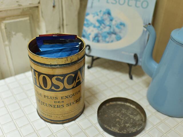 フランス語文字が入った大きめのティン缶 フレンチアンティーク