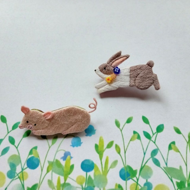 手刺繍ブローチ「ぴょーんウサギ」「こぶた」 LOUPE