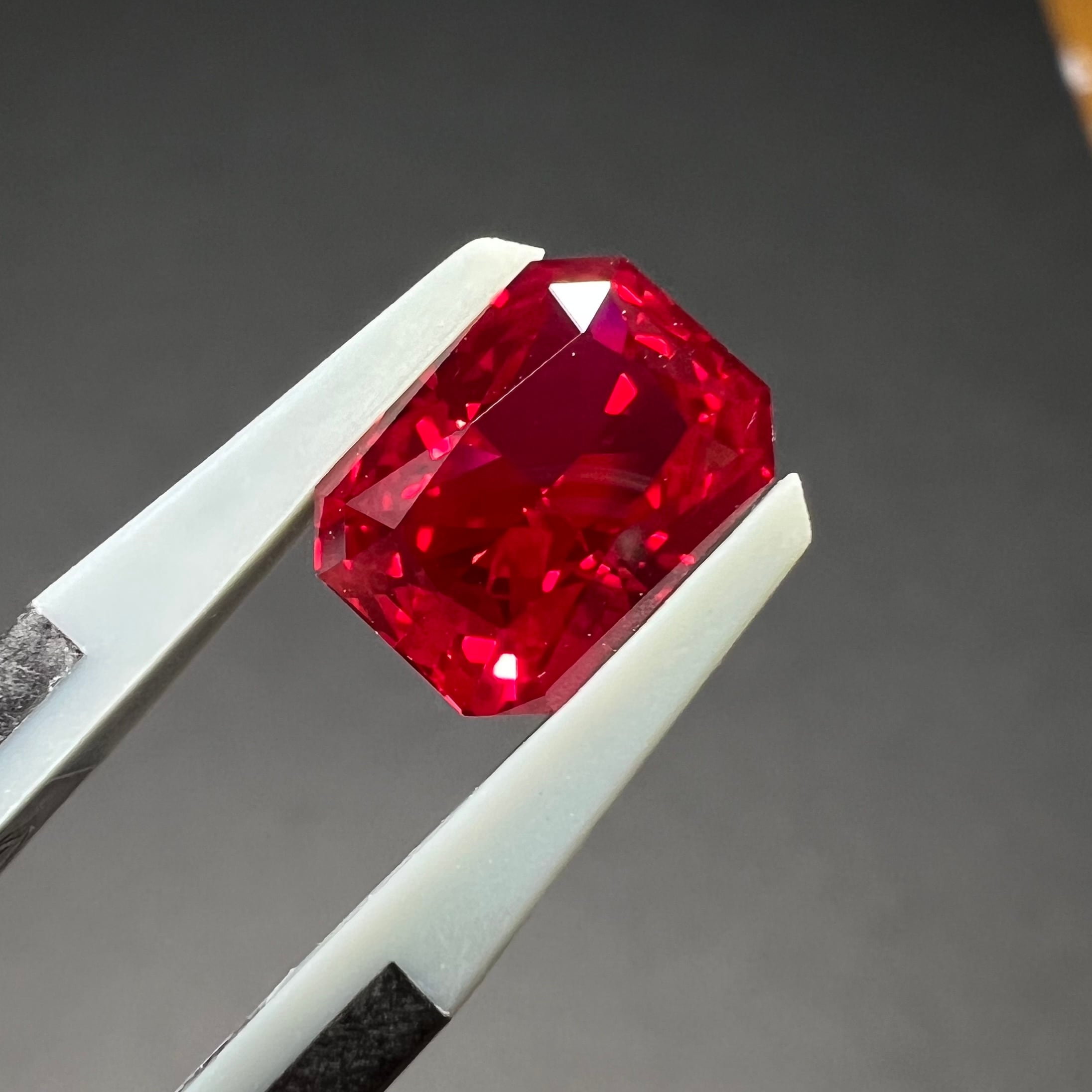 再結晶ルビー ラディアントカット 2.4ct ルース 宝石 ピジョンブラッド