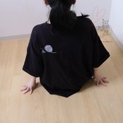 ひょっこり顔出し猫ちゃんのTシャツ　ブラック