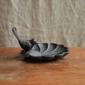 小鳥が住んでいる小物入れ