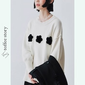 ふわもこブラックフラワー:ゆったりシルエットのモノトーンニット i0460