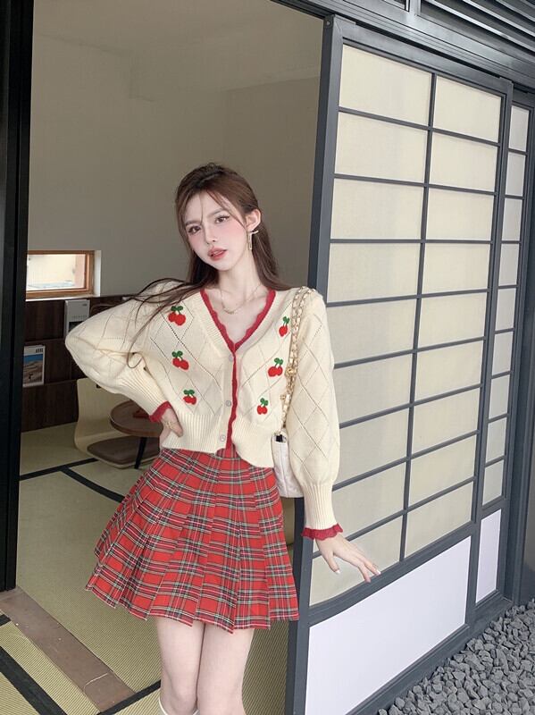 ニットセーター ショートVネックスリムカーディガンジャケット オータムトップス レッド 刺繍 秋物 ブラックストロベリース59205806659