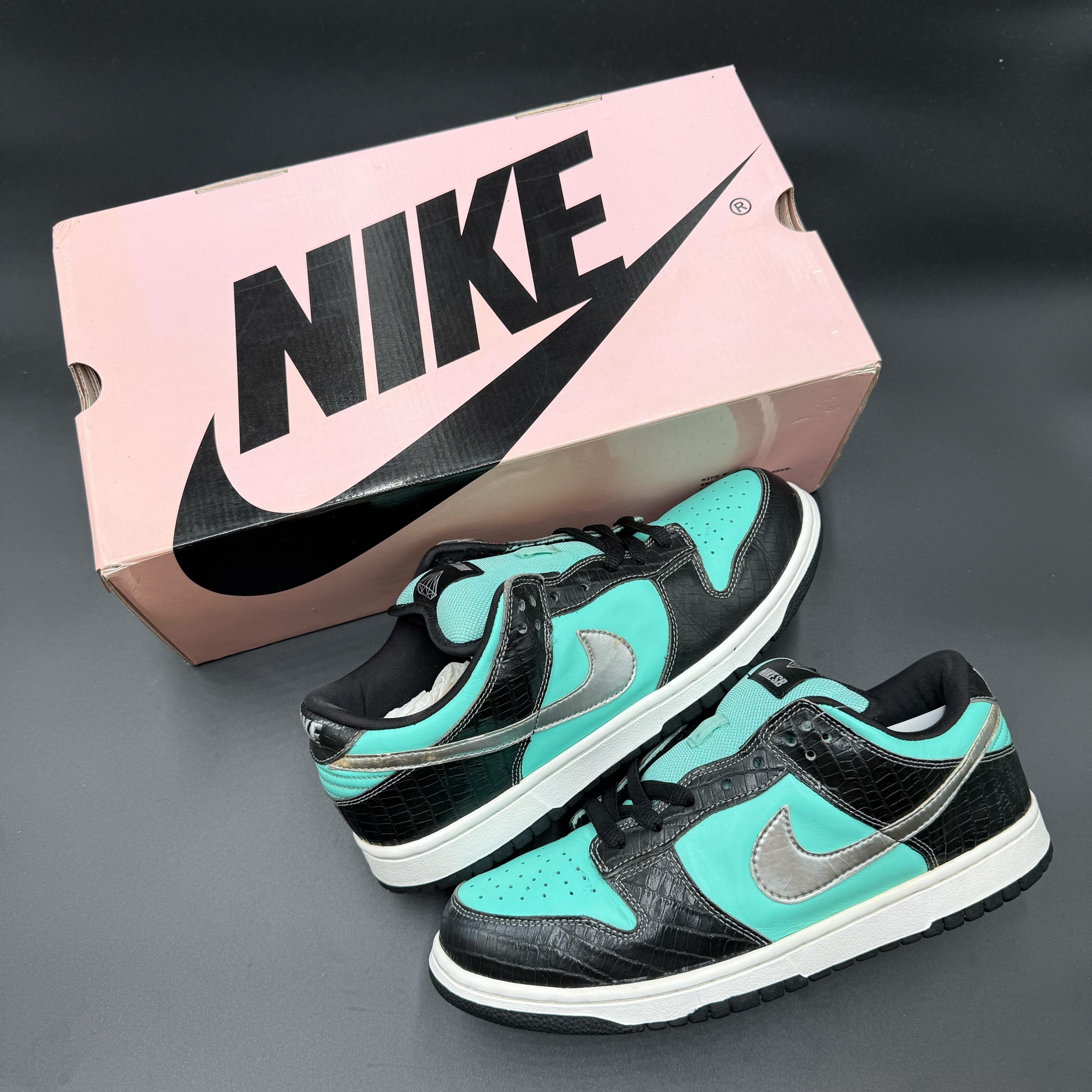 SB DUNK LOW DIAMOND SUPPIL CO. TIFFANY 304292-402 | Nova Plug