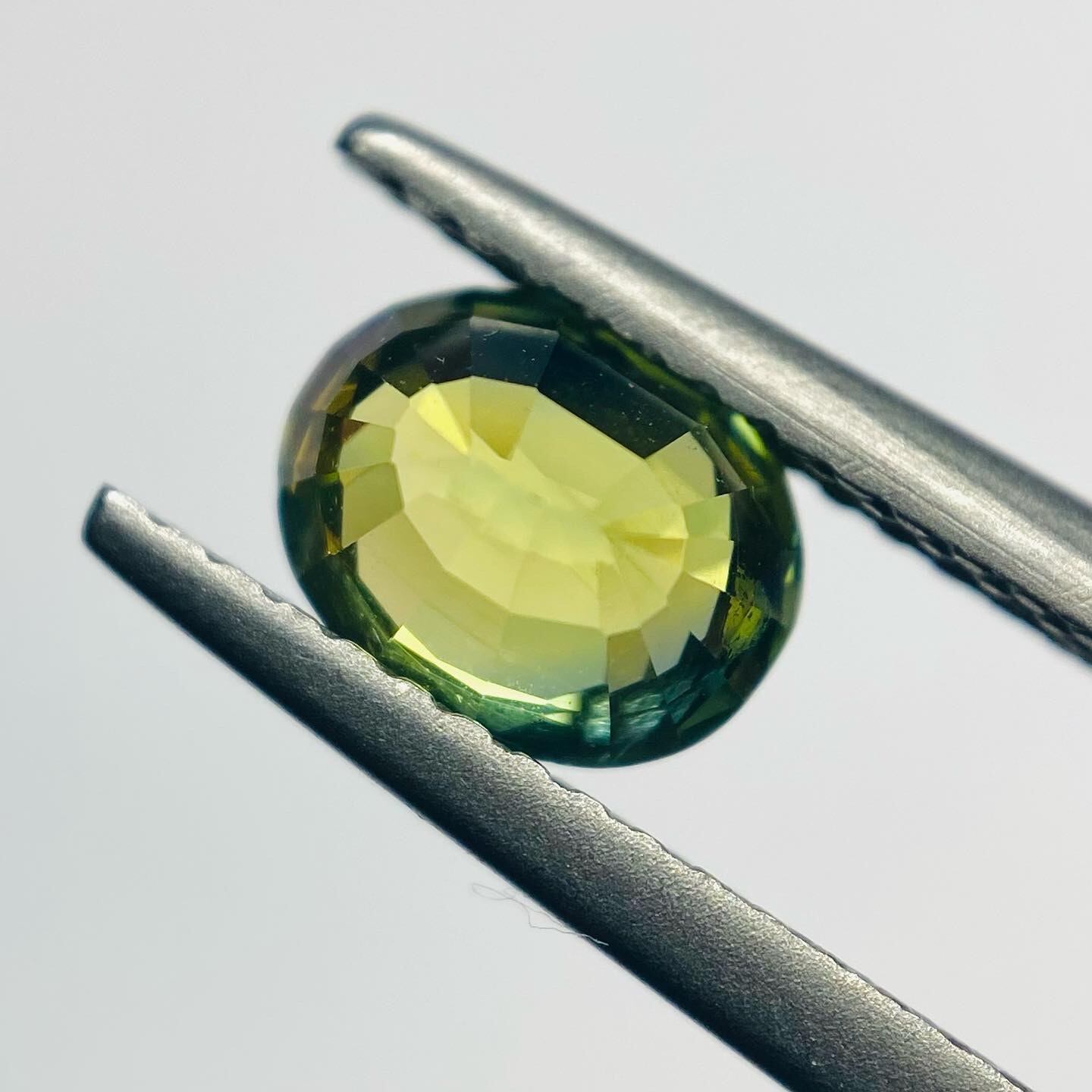 ライムカラーの爽やか元気 バイカラーサファイア