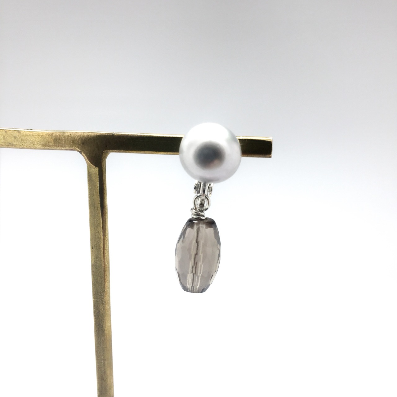 シックで上品な雰囲気漂う スモーキークォーツ淡水パールイヤリング mm1114