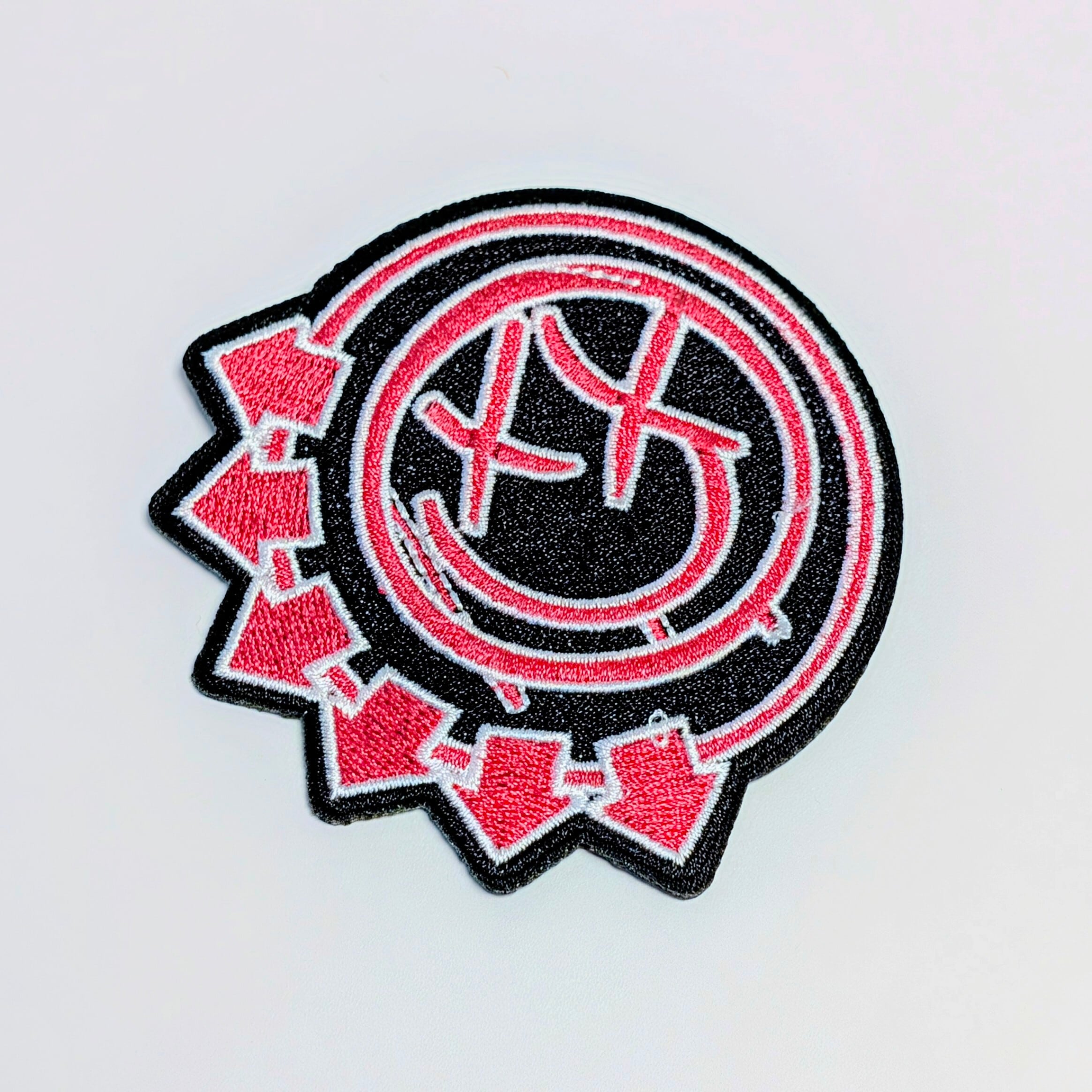 送料無料！ ★刺繍アイロンワッペン★【 ブリンク 182 ( blink-182、ブリンク ワン エイティートゥー )】   〚アメリカン雑貨 アメトイ〛