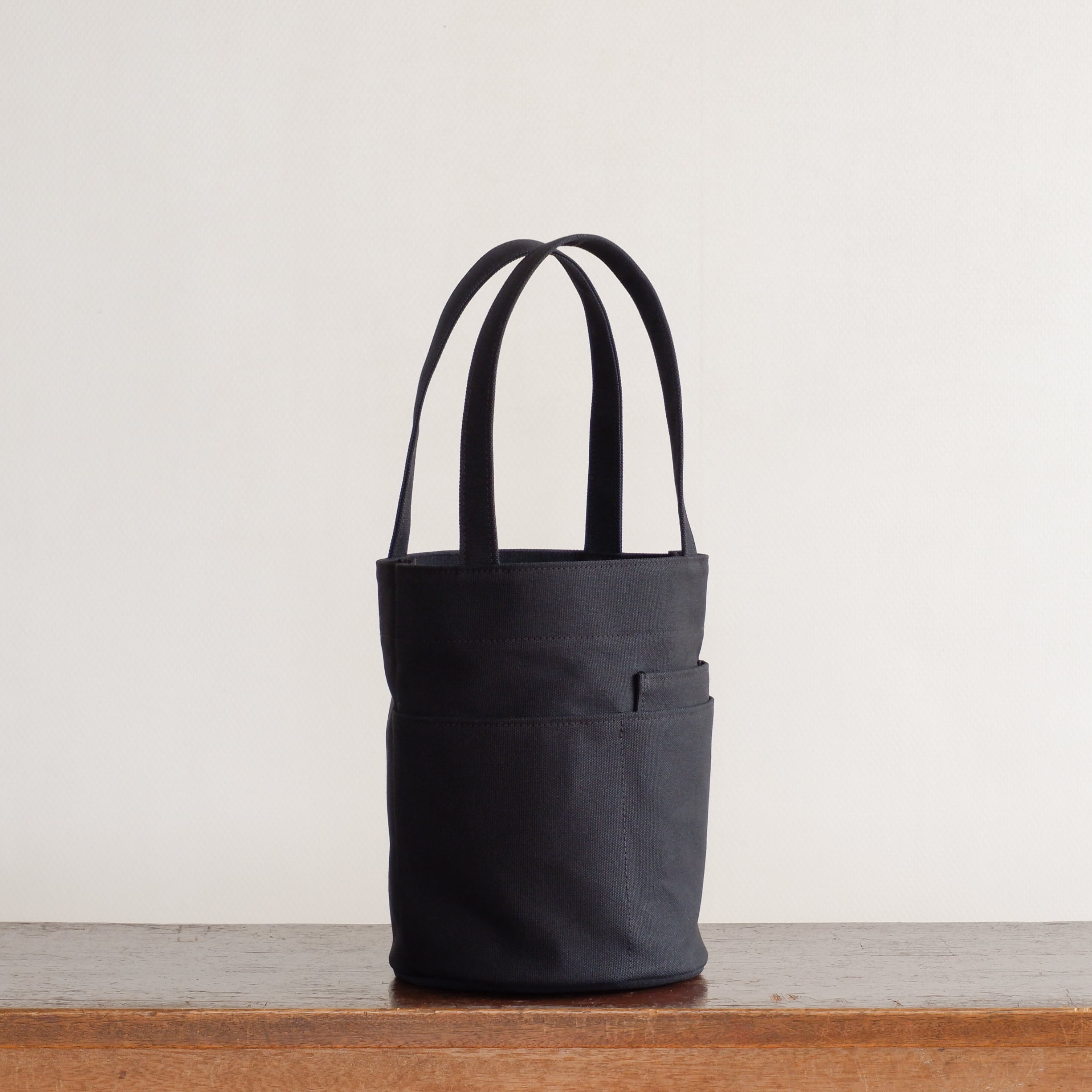 ダブルポケット丸底トート 黒 / 8号帆布 | aoya bags | シンプルで少し