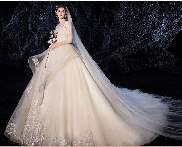 豪華！ ウエディングドレス 薄シャンパンの色 ラウンドネック トレーン